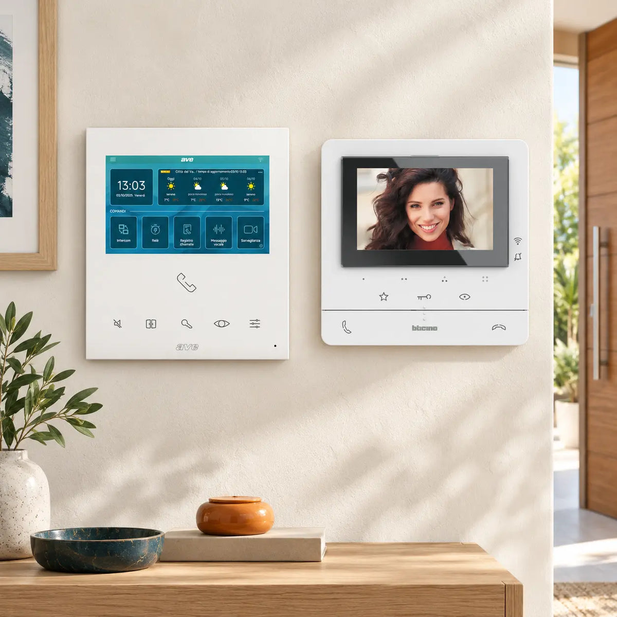 Monitor videocitofono smart AVE e BTicino installati in un ingresso moderno