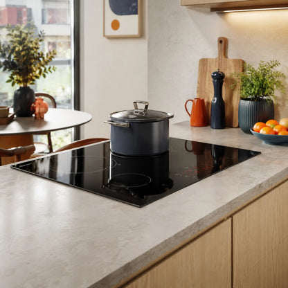 Piano a induzione installato in cucina moderna dopo il collaudo
