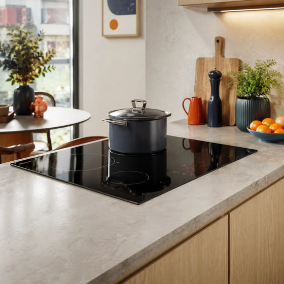 Piano a induzione installato in cucina moderna dopo il collaudo