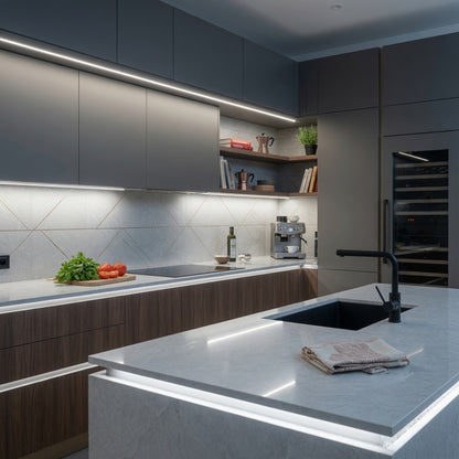 Dettaglio illuminazione LED sottopensile cucina con comando